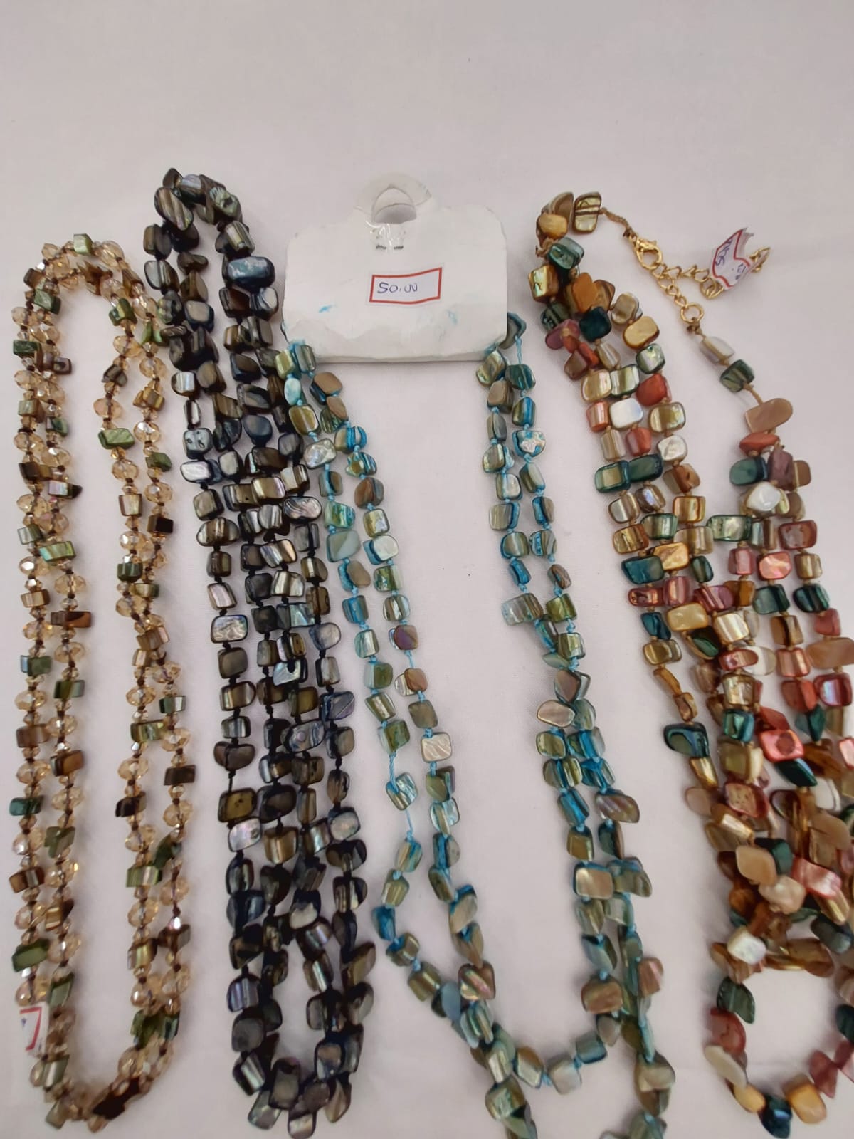Acessório artesanal com detalhes coloridos